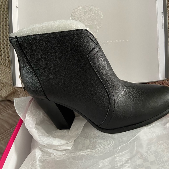 Vince Camuto, the Fralina Leather Block Heel Booties : Leather..NWB - Picture 3 of 4